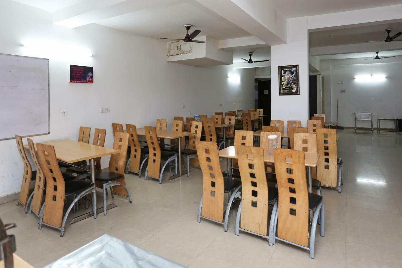 Oyo 13564 Near Prem Mandir Hotel Mathura Exterior foto