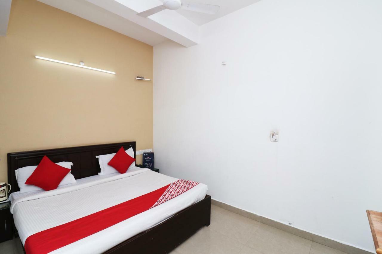 Oyo 13564 Near Prem Mandir Hotel Mathura Exterior foto